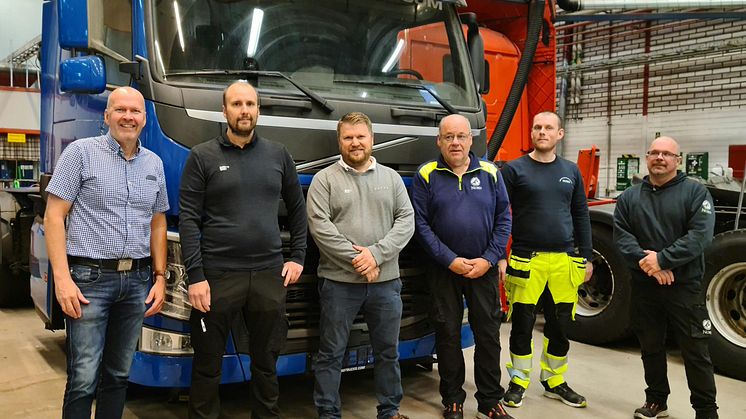 I bild från vänster: Leif Pääjärvi, Utbildningsstrateg Utbildning Nord, Roger Wanhatalo platschef Wist Last och Buss i Pajala, Petrus Kohkoinen regionchef i norr för Wist Last och Buss, Mats Persson, Ludwig Durvall och Sami Jaako, yrkeslärare 