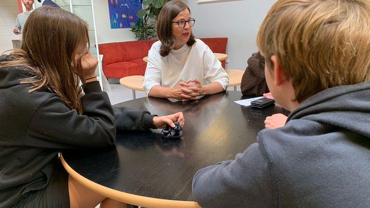 Ministern pratar med elever på Källebergsskolan