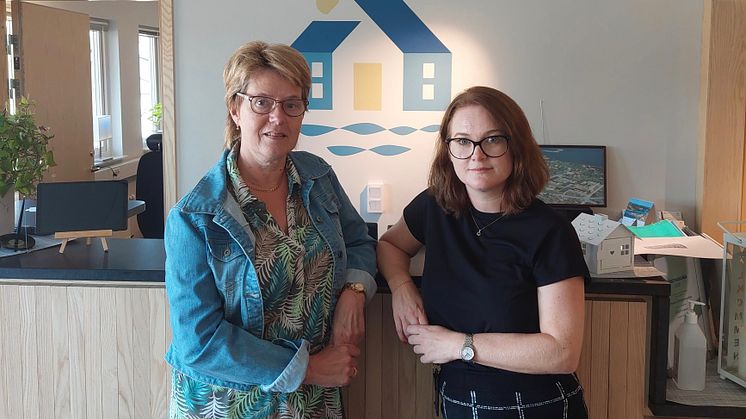 Katarina Ek och Jennie Saglam sköter ekonomiarbetet på Östhammarshem och de är mycket nöjda med bytet till Akribis ekonomisystem.