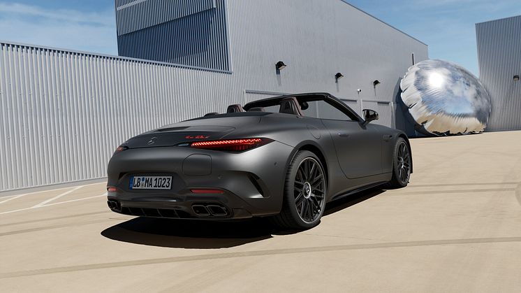 Laddhybriden ﻿Mercedes-AMG SL 63 S E PERFORMANCE med extrema 816 hästkrafter får ett pris från 2 480 000 kronor.