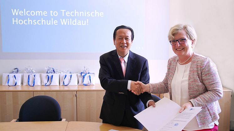 Präsidentin Prof. Dr. Ulrike Tippe bei der Vertragsunterzeichnung mit der Shanghai University of Political Science and Law (SHUPL) | Foto: Susanne Baron