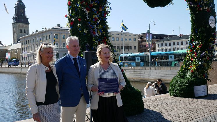Nederländernas ambassadör Bengt van Loosdrecht, Göteborgs Hamns vice vd Malin Collin och Innerstaden Göteborgs vd, Lena Dalerup invigde första skylten vid Lejontrappan