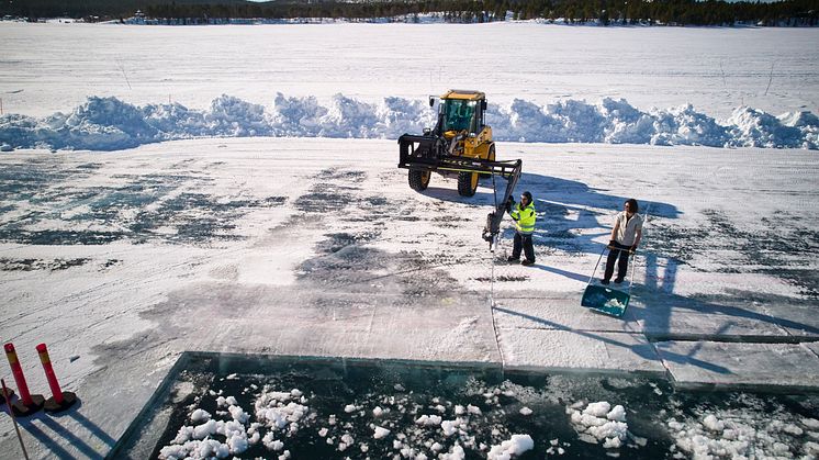 Skörd av isen till Ishotellet i Jukkasjärvi