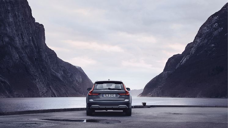 Volvo V90 B6 AWD Cross Country i Thunder Grey