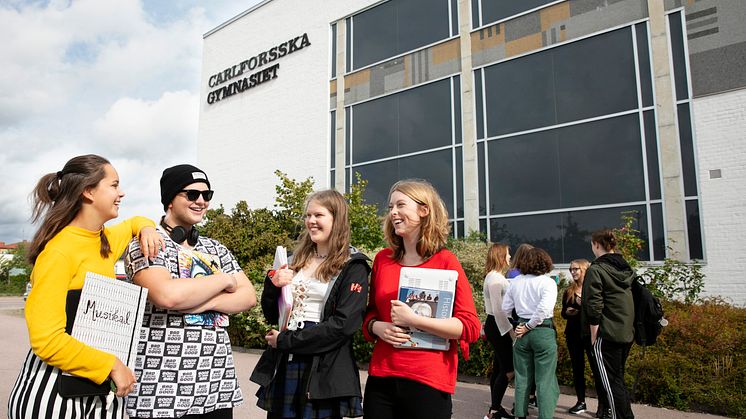 Elever från Carlforsska gymnasiet får lyssna till talmannen som berättar varför EU-valet är viktigt för oss i Sverige.