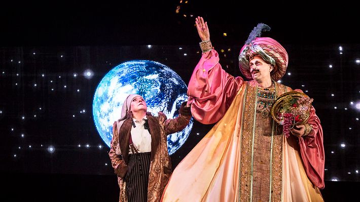 Carina Söderman som Scrooge och Mats Almgren som spöke. Foto: Tilo Stengel