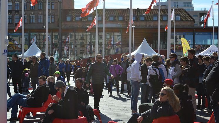 ​Vårkicken på Sundstorget och utmärkta skräpkorgar på stan