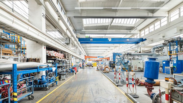 LED-Spezialisten der Lechwerke (LEW) haben am Nürnberger Standort der Firma Nash eine intelligent gesteuerte LED-Beleuchtung umgesetzt. Die neue Beleuchtung spart viel Energie und Geld und verbessert die Arbeitsergonomie. (Foto: Uwe Mühlhäusser)