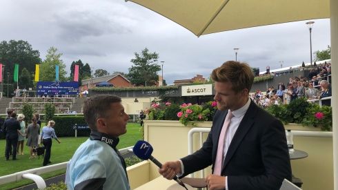 Per Anders Gråberg intervjuas efter segern på Ascot Racecourse där 30 000 åskådare såg turneringen