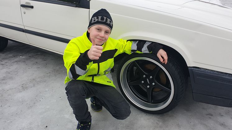 10-årige Liam med sina nya fälgar.