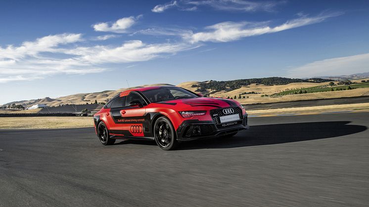 Audi RS 7 piloted driving concept (2015 Robby) right side front dynamic