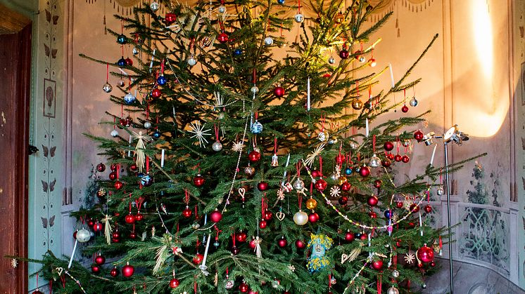 Julgran med gamla julgransdekorationer på Katrinetorp