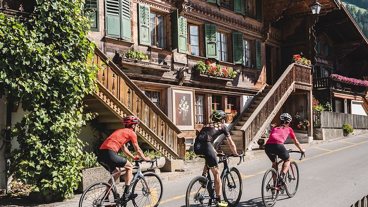 Roadbiker Gruppe bei der Fahrt durch das malerische Rougemont 