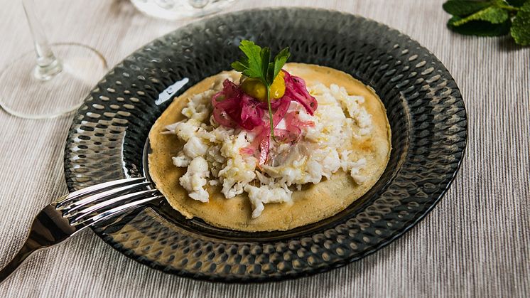 Mini crepes de Skrei con cebolla encurtida y puré de aguacate 