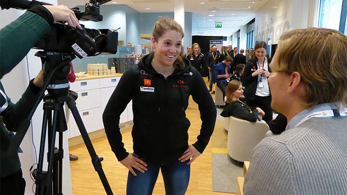 Alpina åkaren Sara Hector intervjuas under förra årets medieupptakt på Vattenfall