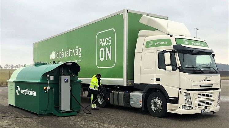 PacsOn använder Fillngo tankstation för att tanka förnybart och bjuder in andra företag att göra samma sak.