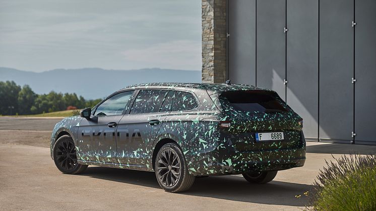 Ny Škoda Superb i camouflage
