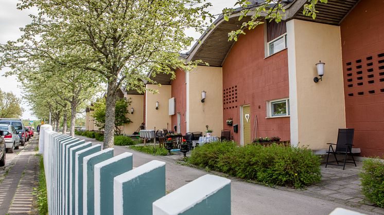 Kvarteret Kålmasken i Gyttorp, ritat av arkitekten Ralph Erskine. Foto John Persson