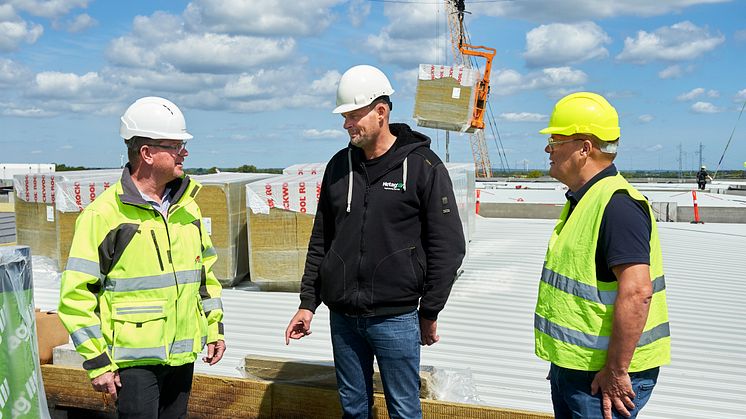 Næsten 50.000 m2 tag bliver i øjeblikket lukket på et kommende stort distributions- og logistikcenter i Taulov i Fredericia. Det er en af Danmarks største byggepladser i øjeblikket, og ROCKWOOL har leveret isoleringen.