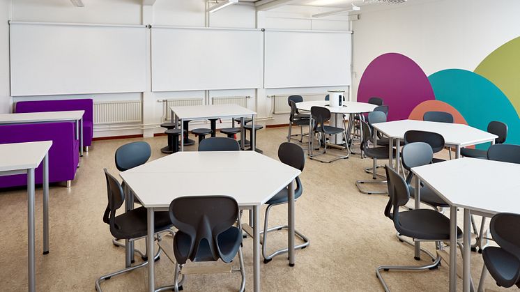 Det moderna klassrummet har flexibla möbler som kan  anpassas efter lärsituation och behov.