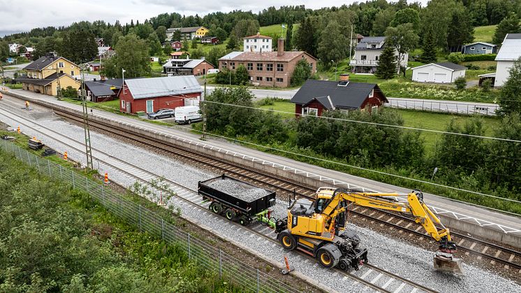 Volvo EWR170E med rälspåbyggnad i arbete