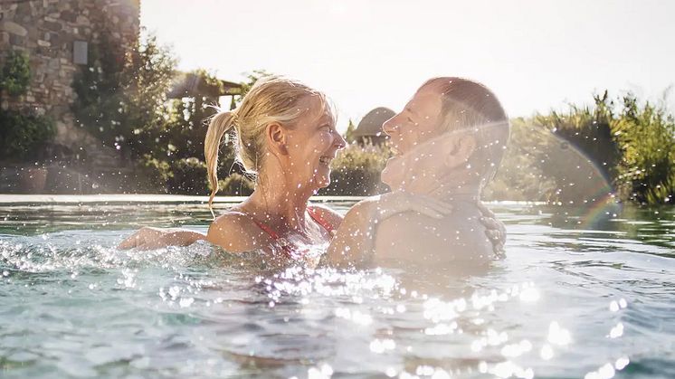 Urlaub im eigenen Garten mit einem Swimmmingpool © Desjoyaux Pools