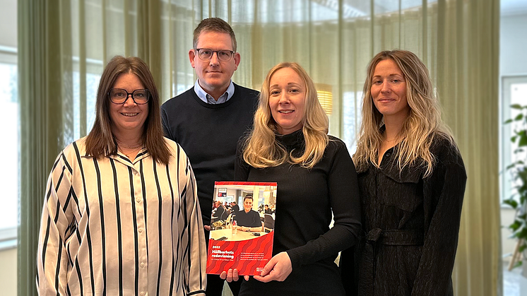 Här är teamet som jobbat med och sammanställt vår senaste hållbarhetsredovisning, från vänster: Kathrin Wikström, Daniel Eriksson, Sofie Edström, och Linn Viklund. Tillsammans har de bidragit till ökad miljömedvetenhet och hållbarhet i vår verksamhet