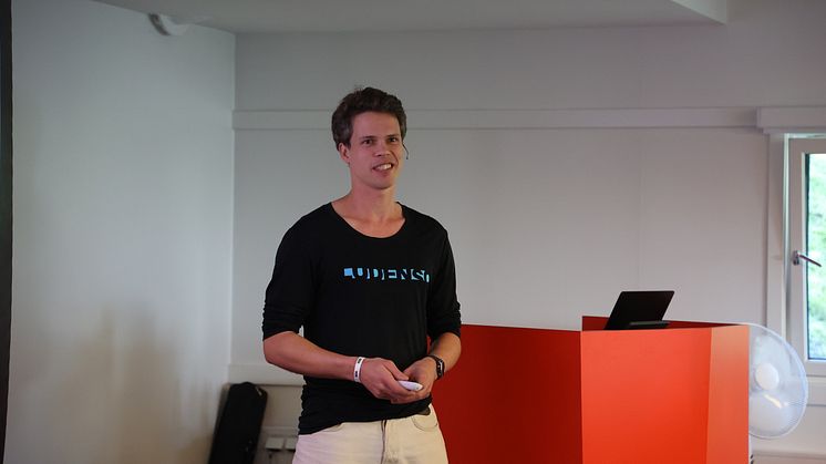 Eirik G. Wahlstrøm, medgründer og CEO i Ludenso, imponerte med et foredrag om bruk av kunstig intelligens i en analog verden.
