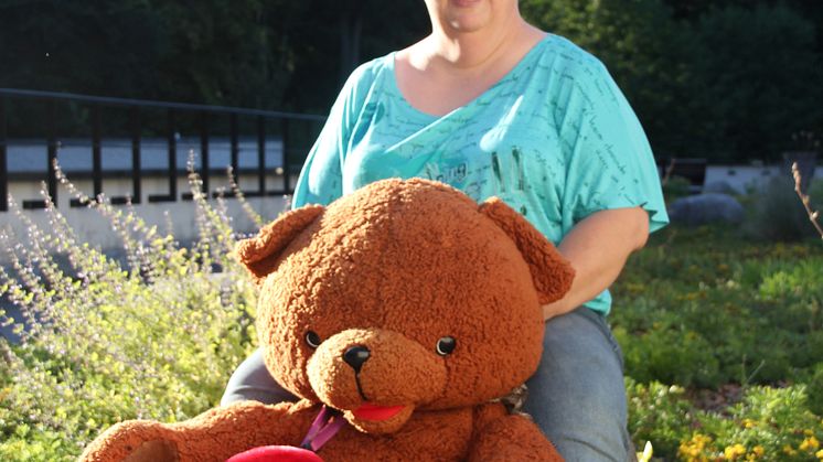 Christine Jentzsch auf der Terrasse des Kinderhospizes Bärenherz
