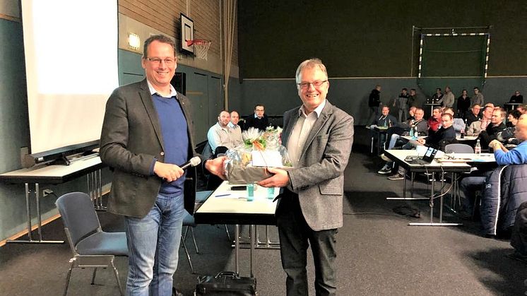 Starkes Engagement beim Glasfaserausbau in Senden: Bürgermeister Sebastian Täger gratuliert Initiator und Vorsitzenden der Bürgerinitiative Alfons Schräder zur Zielerreichung.
