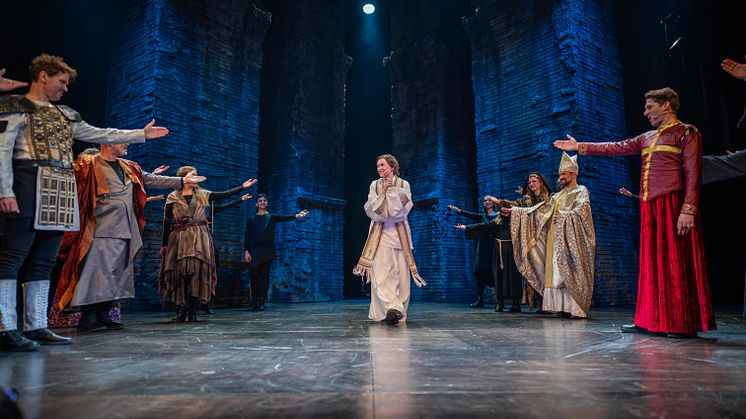 Musical Die Päpstin Schlussapplaus zur Premiere (c)HamelnMarketing_Twojport.jpg
