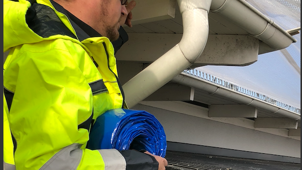 TENMAT ventilerade brandstopp är en flexibel produkt som är enkel att montera i luftspalten. Brandstoppet kapas snabbt och exakt med kniv eller sax till önskad längd, för att sedan stiftas, skruvas eller spikas på plats.