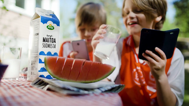 Arla kehittää edelläkävijänä lisättyä todellisuutta tuotteisiinsa – maitotölkin kautta voi nyt pelata jalkapalloa