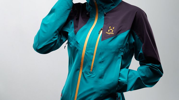 LIM TOURING PROOF JACKET WOMEN_alpine_green-acai_berry_model
