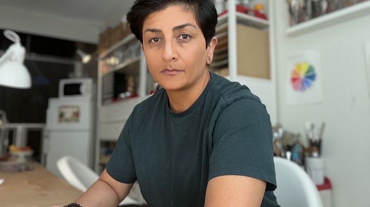 Suzan Habib är årets Pride-konstnär på Hede Fashion Outlet.