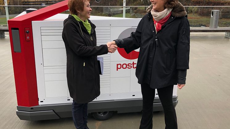Ordfører Kari Anne Sand (til venstre) og konsernsjef Tone Wille i Posten ser fram til samarbeid om det som kan bli en del av fremtidens postlevering.