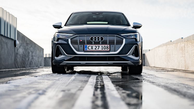 Audi e-tron S Sportback (Plasmablå)