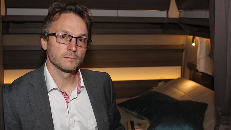Mikael Blomqvist visar den nya planlösningen i en av husvagnarna i GLE-serien.