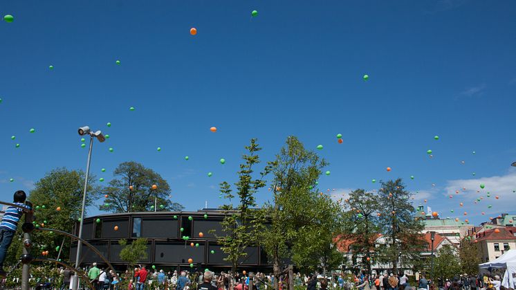 Ballongerna mot skyn när Orangeriet invigs.