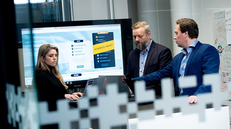 Experis Cyber Security tilbyr gratis sikkerhetstjeneste. På bildet fra venstre Silje Helen Dyvik, Bjarte Malmedal, Morten Stoa