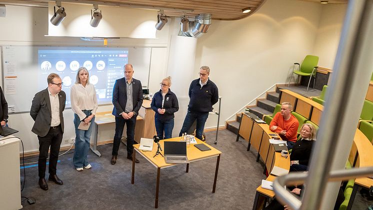 Presskonferens med anledning av branden på södra sjukhusområdet. Från vänster: Robin Holmberg, Kristina Magnusson, Lars-Ola Olsson, Filippa Kurdve, Jan Klauser, Marcus Fält (Attendo), Marianne Malm.