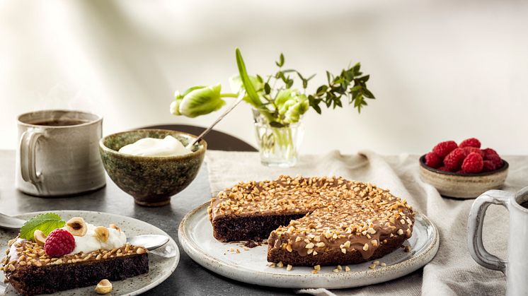 Det bästa av två världar förenas i Almondys kladdkakenyhet med Marabou Schweizernöt