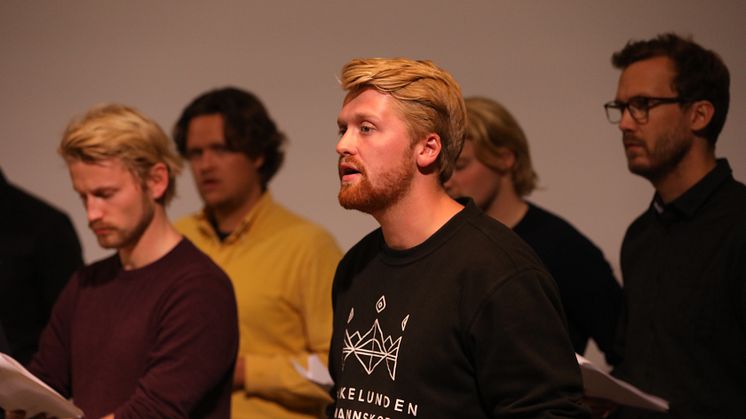 Birkelunden mannskor fremfører Hanne Ramsdals tekster. Foto Stephen Hutton. 