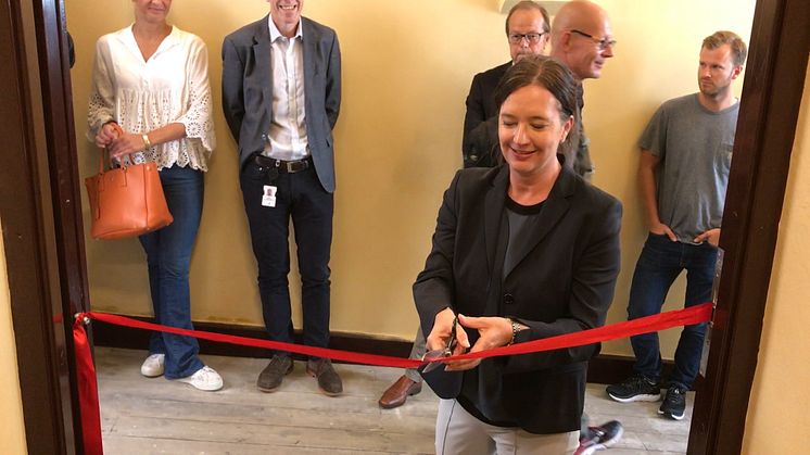 Bydelsutvalgsleder Anne Christine Kroepelien klipper snoren.