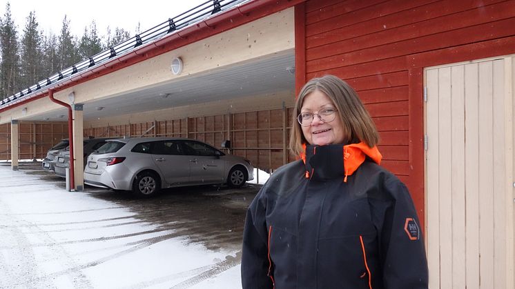 Anne Ölund, distriktsjuksköterska i Piteå kommuns hemsjukvård, glädjs åt att slippa skotta snö och istället kunna lägga mer tid på vård av patienter. Foto: Sofie Lundmark