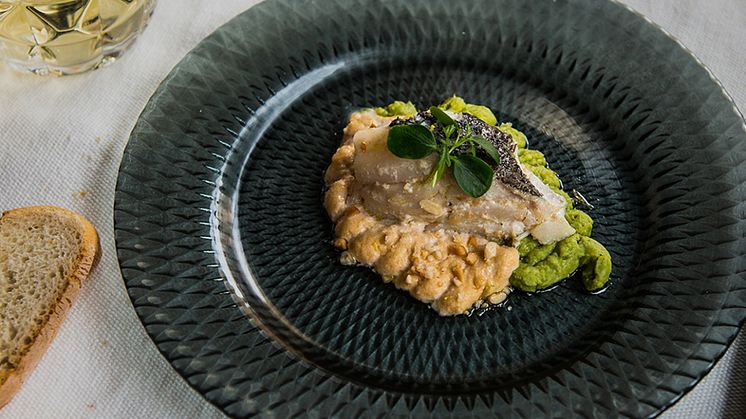 Skrei confitado con puré de guisantes, aceite de menta y emulsión de almendra