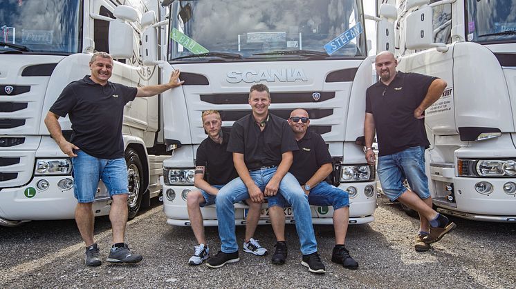 Seit seiner Kindheit begeistert sich Kurt Binder (Mitte) für Scania Lkw.