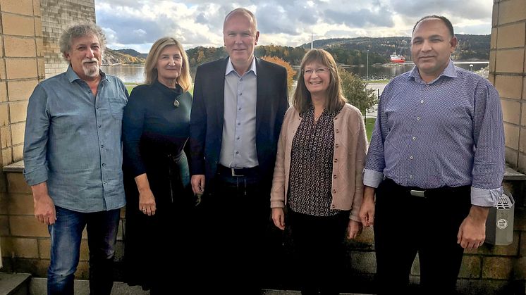 Prekons personal och tillika delägare flankerar Benders Byggsystems VD Anders Erdmark - fr v Ruben Gianolio, Nela Kapic, Charlotte Lundin och Samiuddin Ahmadi