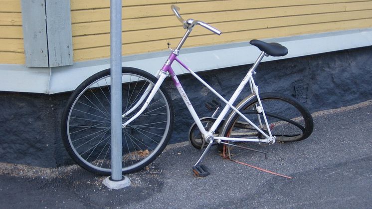 Övergivna och trasiga cyklar städas bort från centrala Umeå 