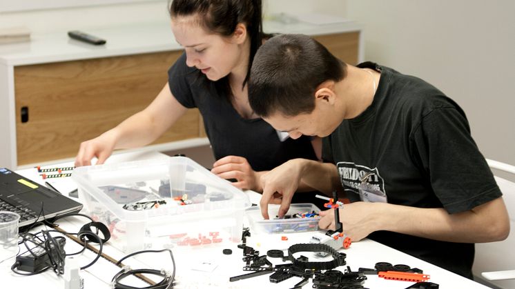 Industrimaskiner i lego ska locka till ingenjörsyrket